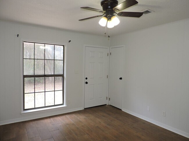 Building Photo - Convenient to Whiting Field!