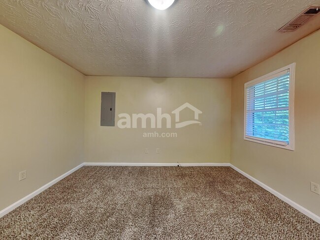 Building Photo - 718 Nottingham Dr