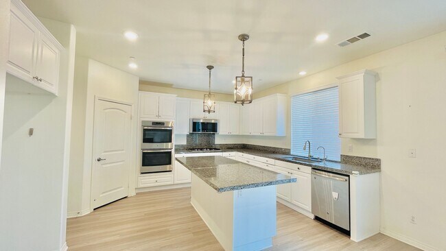 Foto del edificio - BEAUTIFUL 5BD/3BA-2 Story Home available for rent in Jurupa Valley!