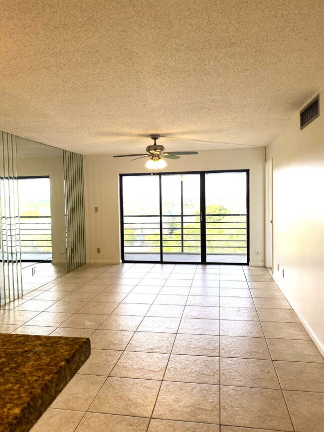 Foto del edificio - Cypress Bend Top Floor Private Corner 2/2 Available Now!