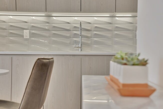 Building Photo - B22