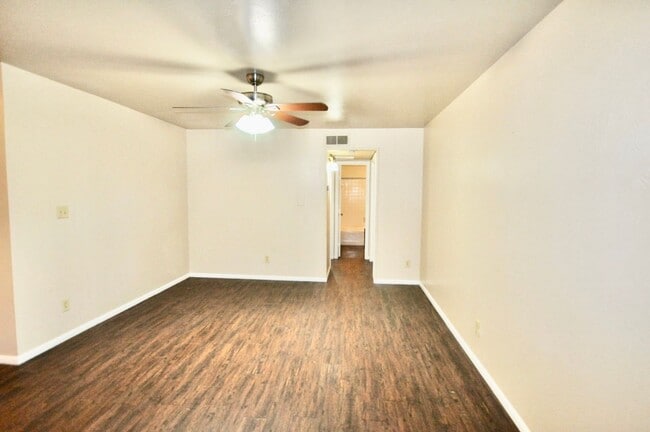 Building Photo - FOR LEASE! Nice 1 Bedroom - 1 Bath - At the Town House Apartments in Weatherford!