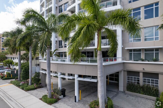 Building Photo - 327 E Royal Palm Rd