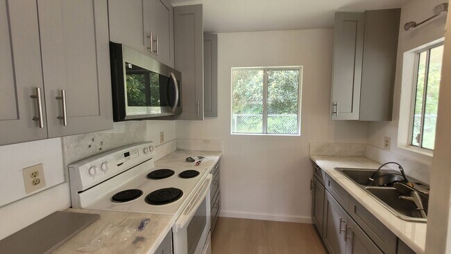 Foto del edificio - Remodeled 3-Bedroom Home with Garage & Fenced Yard – Easy Access to Hilo