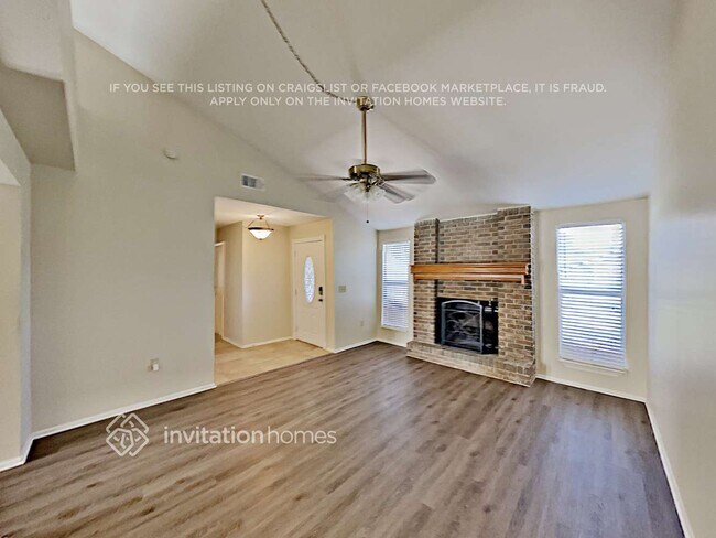 Building Photo - 1821 W Clinton Dr
