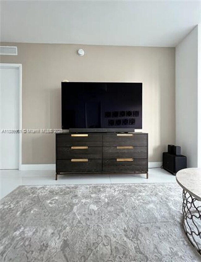 Foto del edificio - 15811 Collins Ave