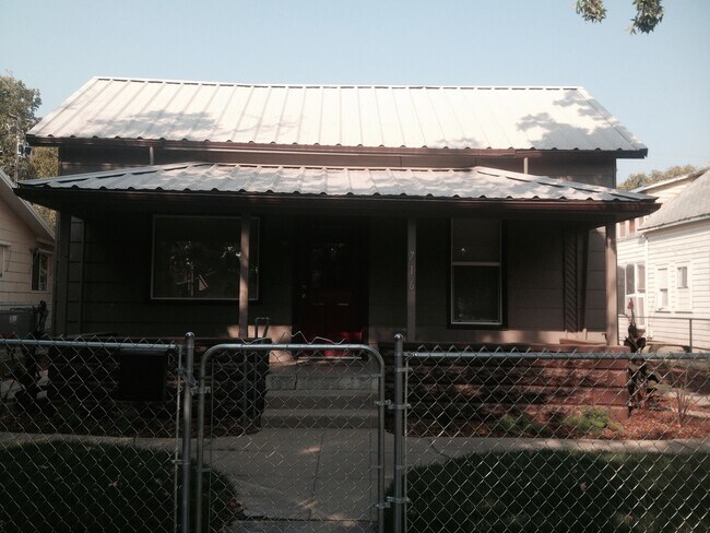 Building Photo - Nicely updated 3 bed 2 bath home in Red Bluff