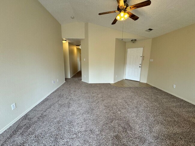 Foto del edificio - 3 bed 2 bath home in Huning Ranch New Pain...