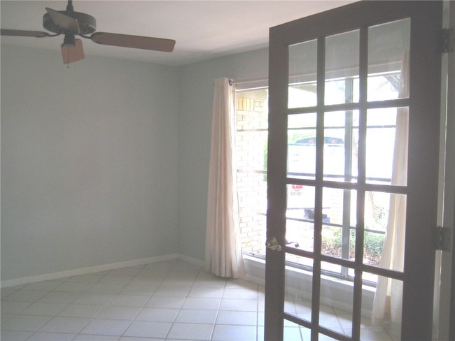 Building Photo - 2007 Oakglen Dr