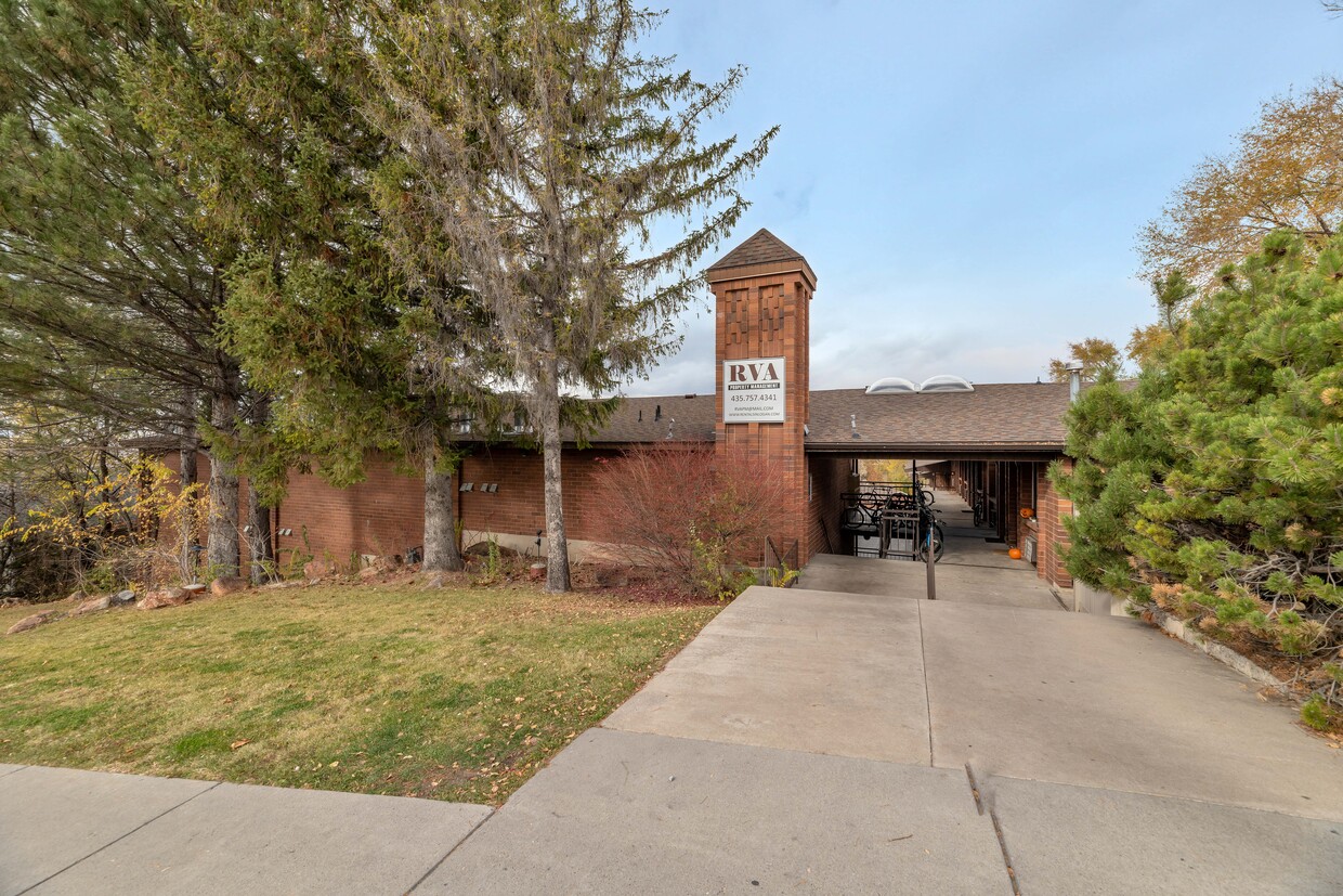 Street acceso al campus - Old Main Village Apartments