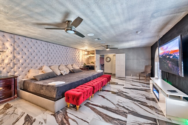 Master Superbed - 3160 Belcastro St