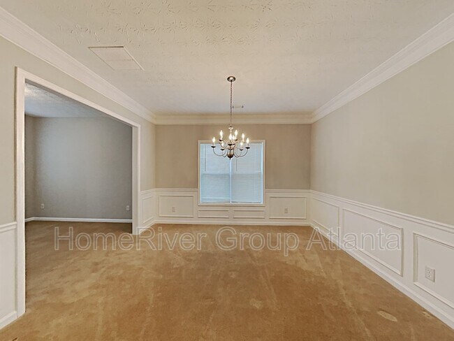 Building Photo - 2250 Village Green Dr