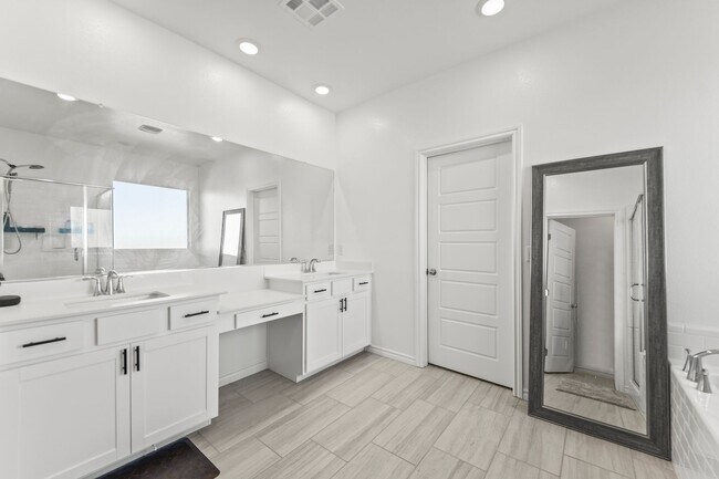 Foto del edificio - New Build, 4 bedroom, 3 full bathroom in the Master Planned Community; Landmark at Black Mountain...