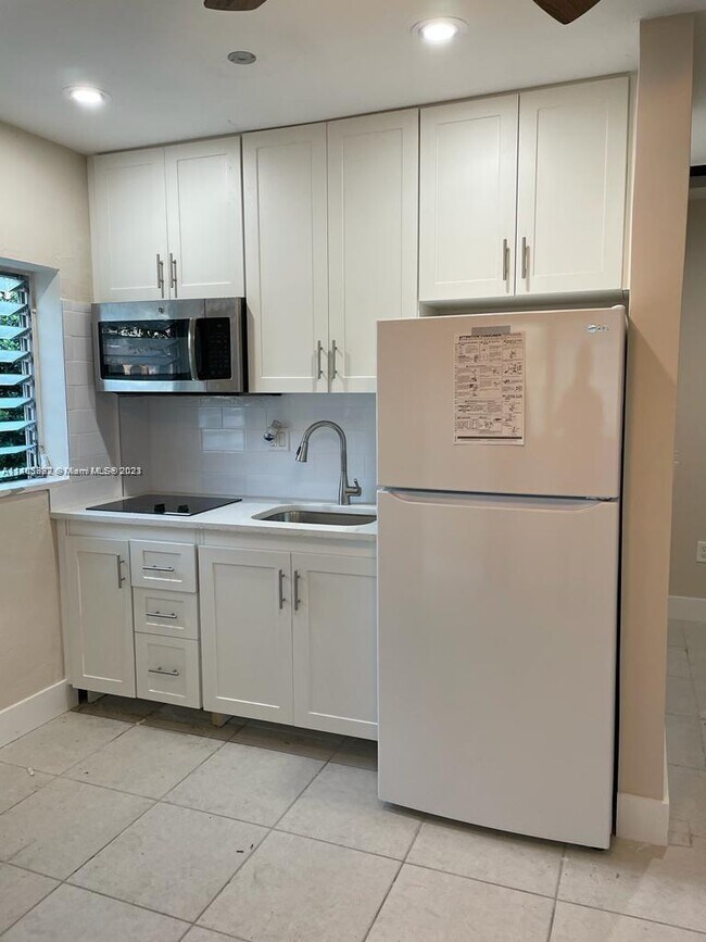 Foto del edificio - 639 Tamiami Blvd