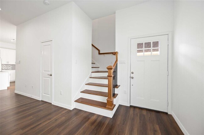 Building Photo - 8227 Colonial Ln