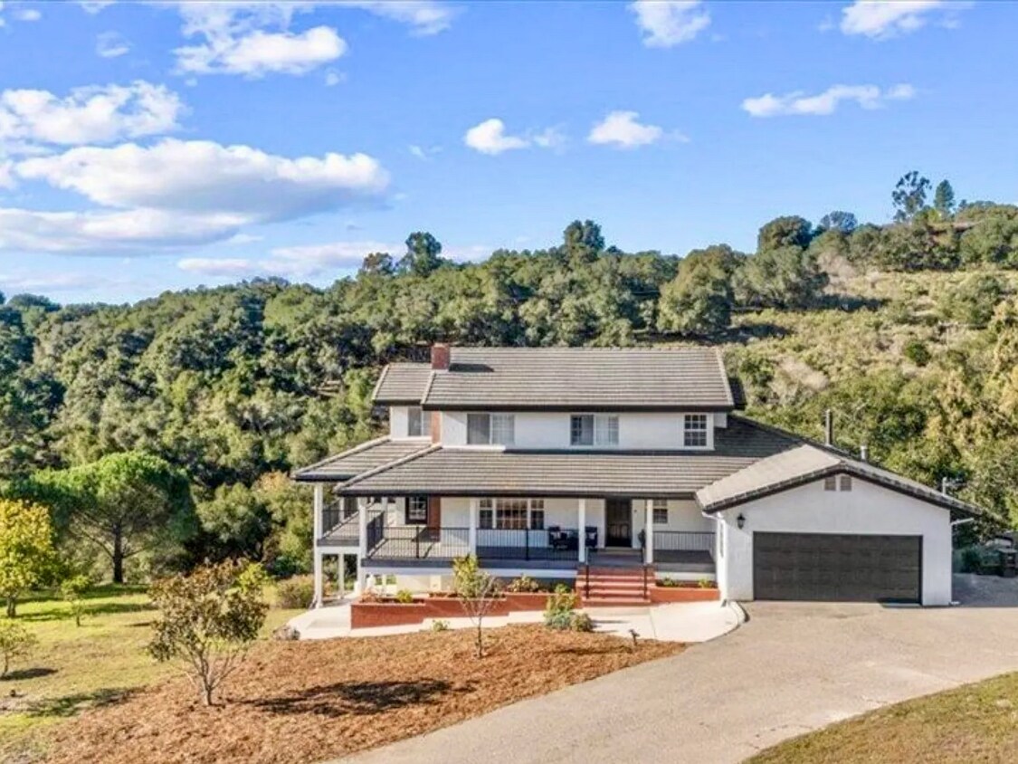 2400 sq/ft, 3 bedroom, 2 1/2 bath house with two car garage and wrap around covered porch. - 221 Appy Way