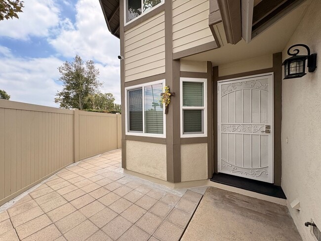 Foto del edificio - 3 Bed, 2.5 Bath in Ontario!