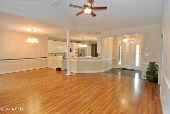 Building Photo - 403 Village Green Ct