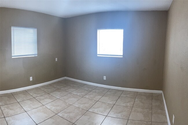 Building Photo - 1500 Oleander Dr