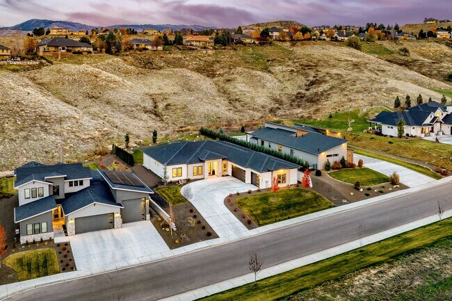 Foto del edificio - Stunning North Boise Foothills Home Availa...