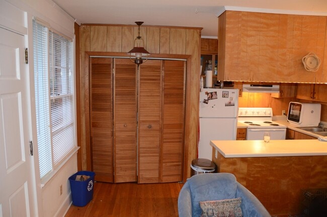 Building Photo - 210 Westview Dr