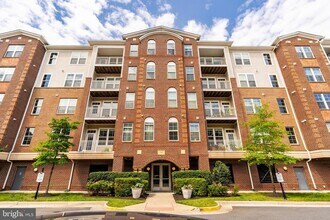 Building Photo - 3160 John Glenn St