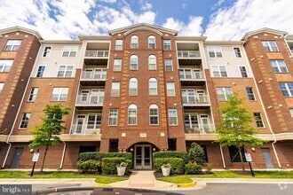 Building Photo - 3160 John Glenn St