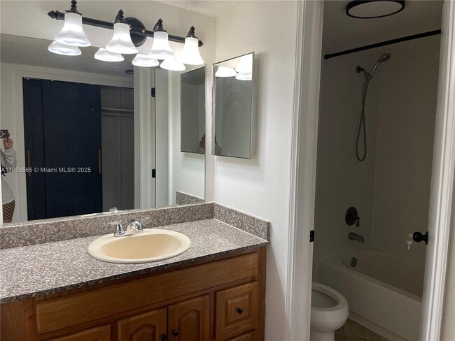 Building Photo - 9460 Live Oak Pl