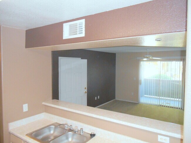 Building Photo - Convenient 1st Floor Condo in Gated Commun...