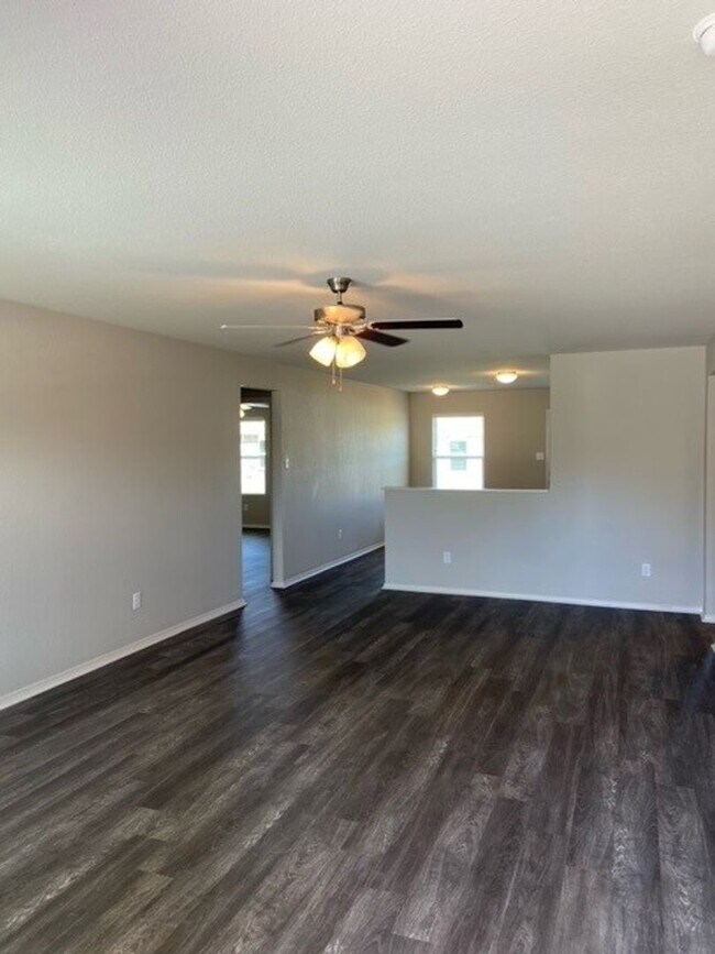 Foto del edificio - *Rent FREE + Amazon Cash!* Four Bedroom | Two Bath Home in Conrad Court