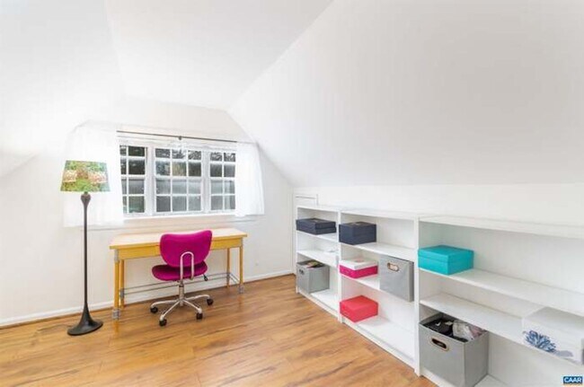 Foto del edificio - 3BR End-Unit Townhome with Outdoor Oasis –...