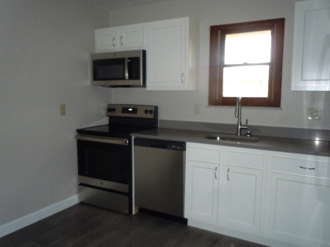 Building Photo - 29 Manor Dr