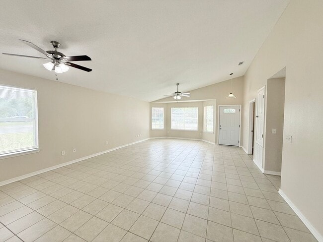 Building Photo - Charming 3-Bedroom Home - Spacious Backyard