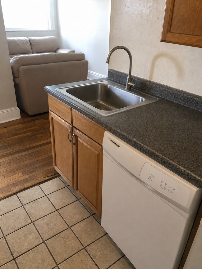 Building Photo - 352 Riverway