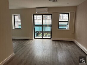 Building Photo - 2 BEDROOM | LONG ISLAND CITY