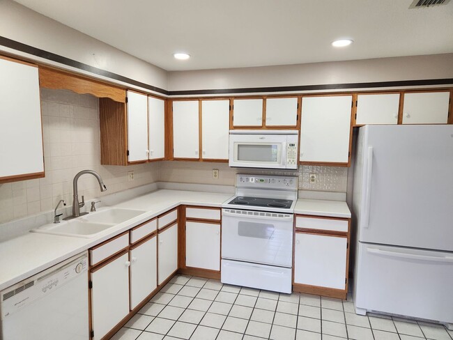 Foto del edificio - Beautiful Townhome 2 Bedroom 2.5 Bathroom