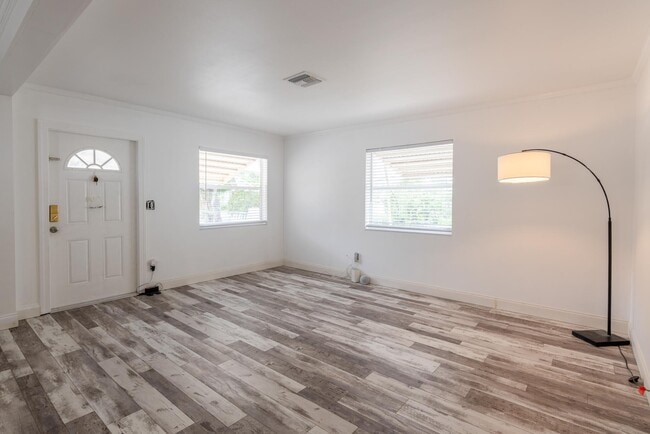 Building Photo - 705 N Loxahatchee Dr