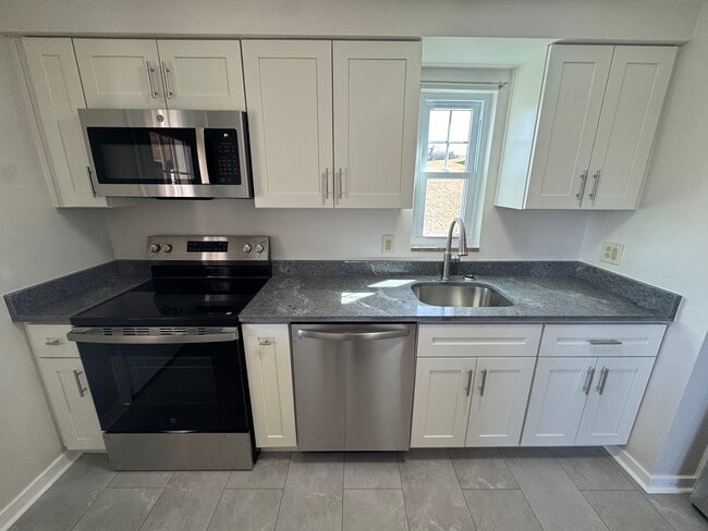 Building Photo - 801 Broadway Ave