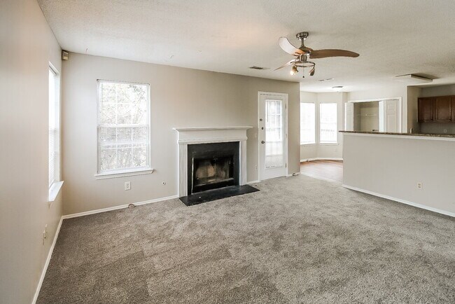 Building Photo - 1015 Redan Trce