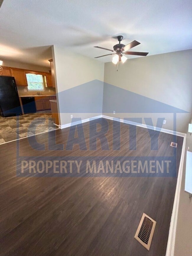 Foto del edificio - Charming three-bedroom home with carport!