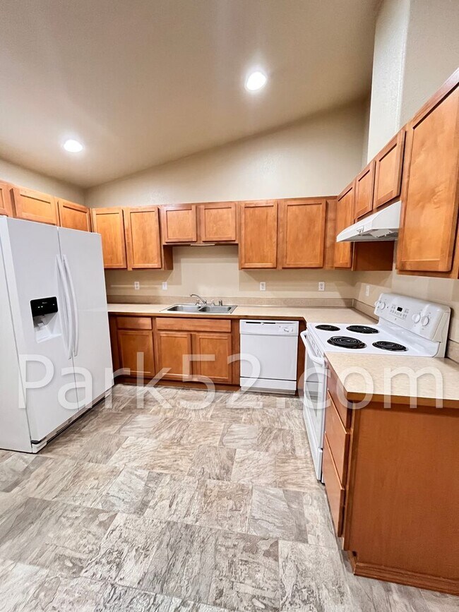 Foto del edificio - 3-Bedroom Duplex Home - Gated Community - South Hill