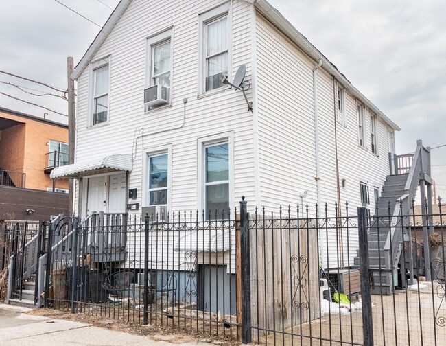 Building Photo - 3138 W Wabansia Ave