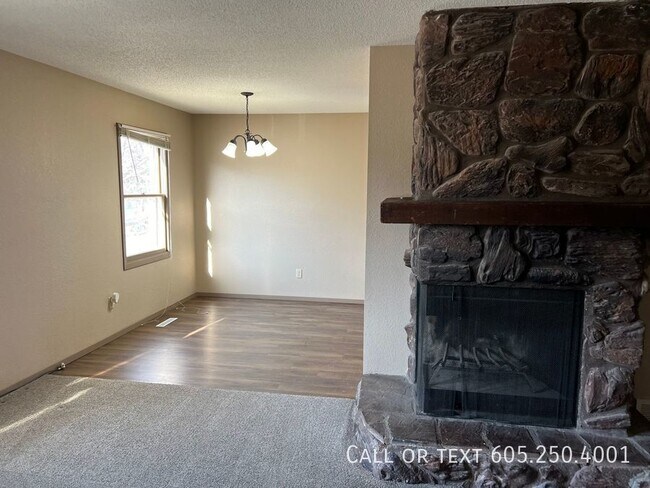 Building Photo - Cozy Charm in Sioux Falls Haven