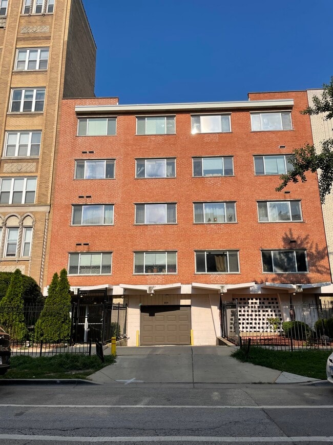 Building Photo - 5953 N Kenmore Ave