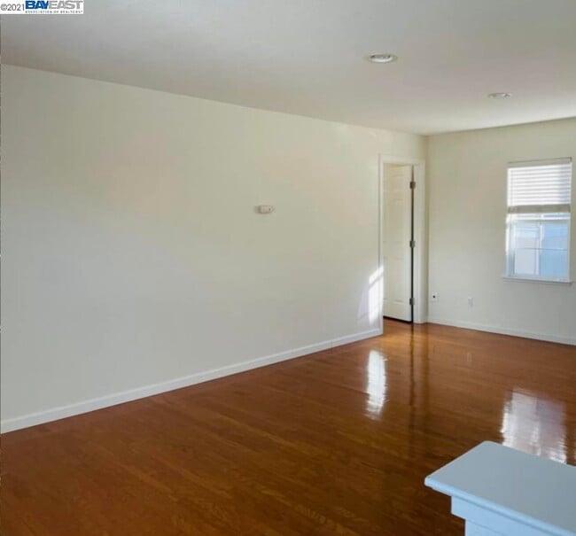 Building Photo - 1589 E Gate Way