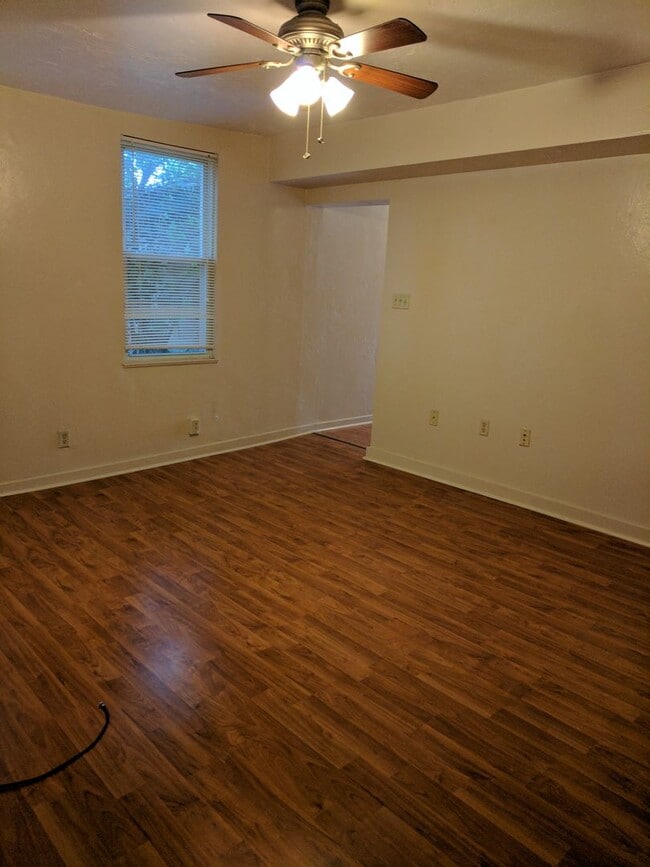 Building Photo - Cozy 2 Bedroom Apartment with Backyard Pat...