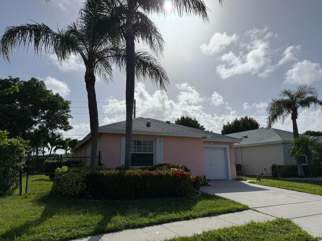 Primary Photo - 112 Sunset Blvd