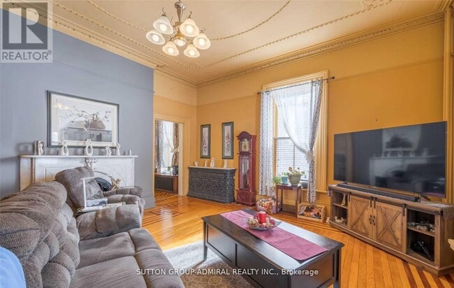 Building Photo - 364 George St