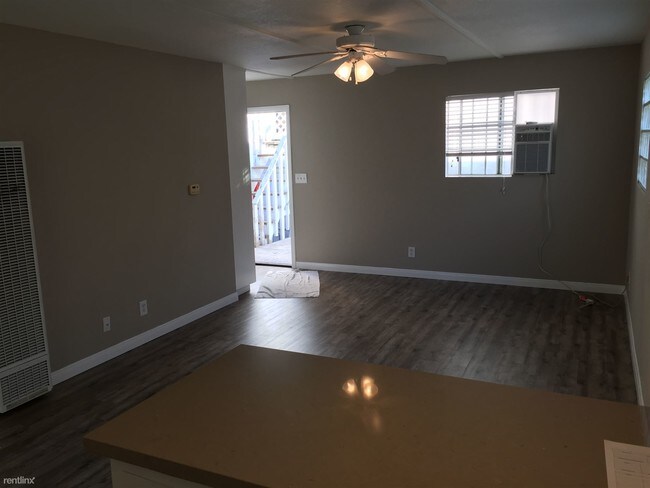 Foto del edificio - 713 1/2 Jasmine Ave