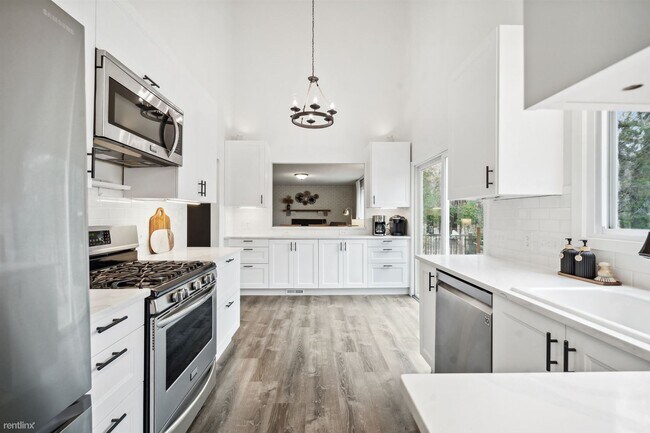 Foto del edificio - 5 br, 3.5 bath House - 65 Birch Bluff Road
